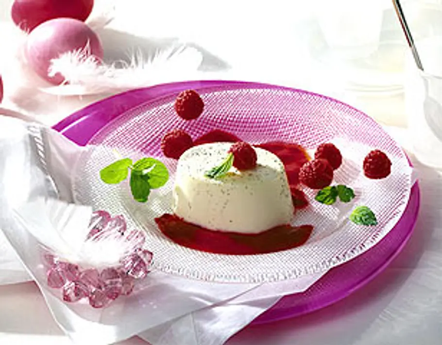 Bayerische Creme auf Himbeermark Rezept Bayerische Creme auf Himbeermark Rezept