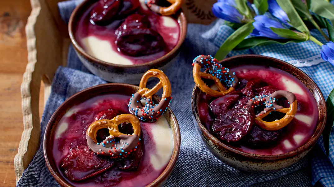 Bayerische Creme mit Holler-Pflaumen Rezept - Foto: LECKER @ Bauer Media Group Bayerische Creme mit Holler-Pflaumen Rezept - Foto: LECKER @ Bauer Media Group