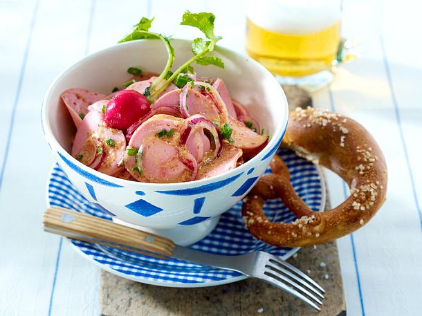 Bayerischer Wurstsalat mit Brezel Rezept Bayerischer Wurstsalat mit Brezel Rezept