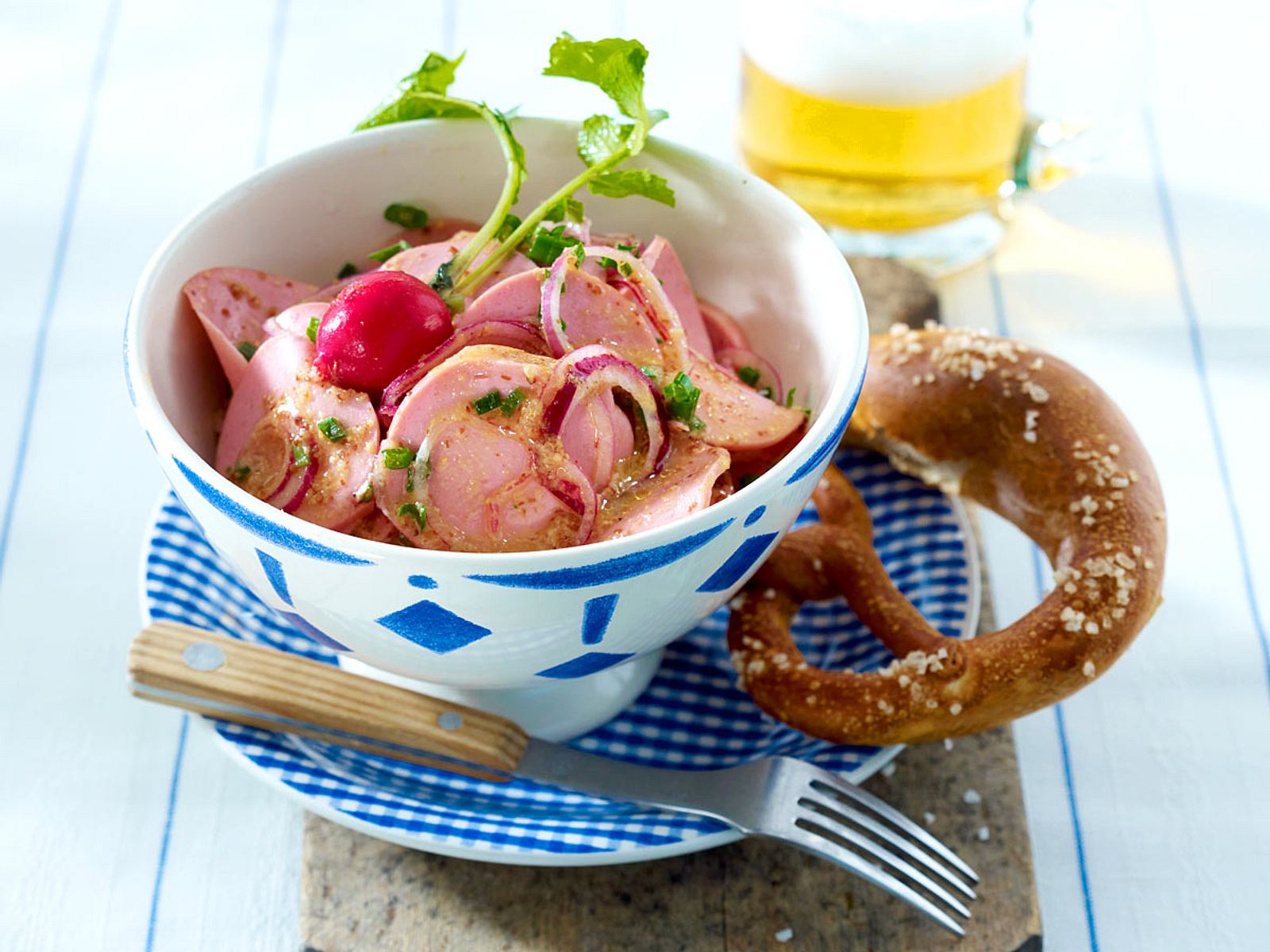 Bayerischer Wurstsalat mit Brezel Rezept | LECKER
