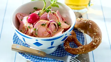 Bayerischer Wurstsalat mit Brezel Rezept - Foto: LECKER @ Bauer Media Group Bayerischer Wurstsalat mit Brezel Rezept - Foto: LECKER @ Bauer Media Group