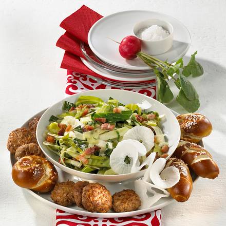 Bayrisch-Kraut-Salat mit Mini-Buletten Rezept Bayrisch-Kraut-Salat mit Mini-Buletten Rezept