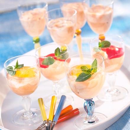Bayrisch' Vanille- und Moccacreme mit zwei Fruchtsoße Rezept
