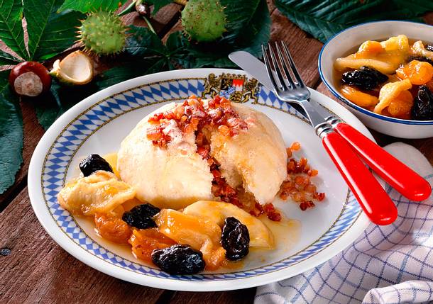 Bayrische Dampfnudeln mit Backobstkompott Rezept Bayrische Dampfnudeln mit Backobstkompott Rezept