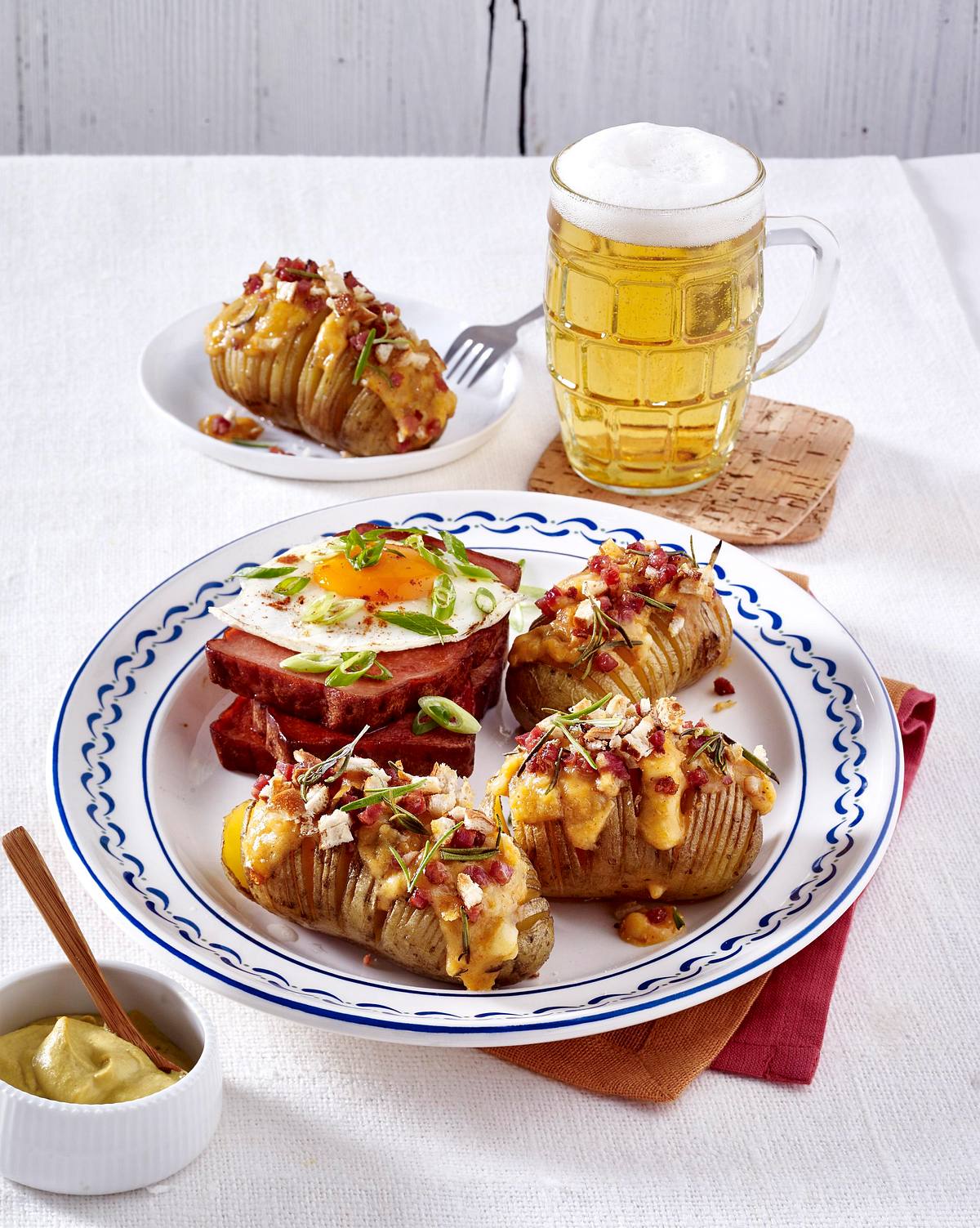 Bayrische Hasselback-Kartoffeln mit Obazda und Schinkenwürfeln Rezept