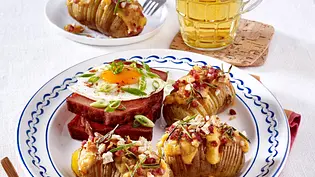 Bayrische Hasselback-Kartoffeln mit Obazda und Schinkenwürfeln Rezept - Foto: LECKER @ Bauer Media Group Bayrische Hasselback-Kartoffeln mit Obazda und Schinkenwürfeln Rezept - Foto: LECKER @ Bauer Media Group