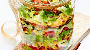 BBQ-Hähnchen-Bacon-Schichsalat Rezept - Foto: LECKER @ Bauer Media Group BBQ-Hähnchen-Bacon-Schichsalat Rezept - Foto: LECKER @ Bauer Media Group