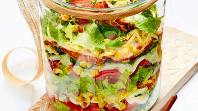BBQ-Hähnchen-Bacon-Schichsalat Rezept - Foto: LECKER @ Bauer Media Group