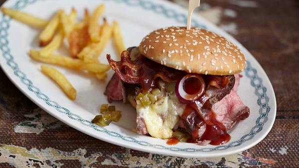 BBQ-Steak-Cheeseburger mit Gurkenrelish Rezept - Foto: House of Food / Bauer Food Experts KG