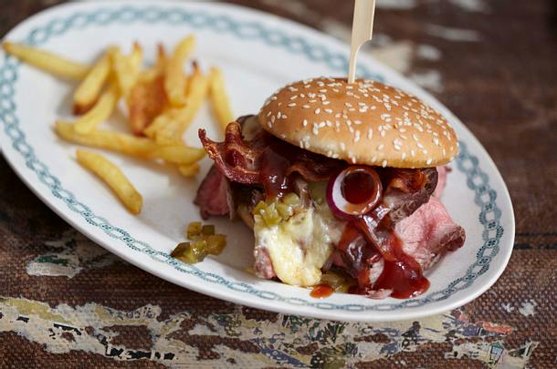 BBQ-Steak-Cheeseburger mit Gurkenrelish Rezept BBQ-Steak-Cheeseburger mit Gurkenrelish Rezept