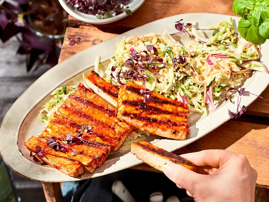 BBQ-Tofu-Ribs auf Cole-Slaw BBQ-Tofu-Ribs auf Cole-Slaw Rezept