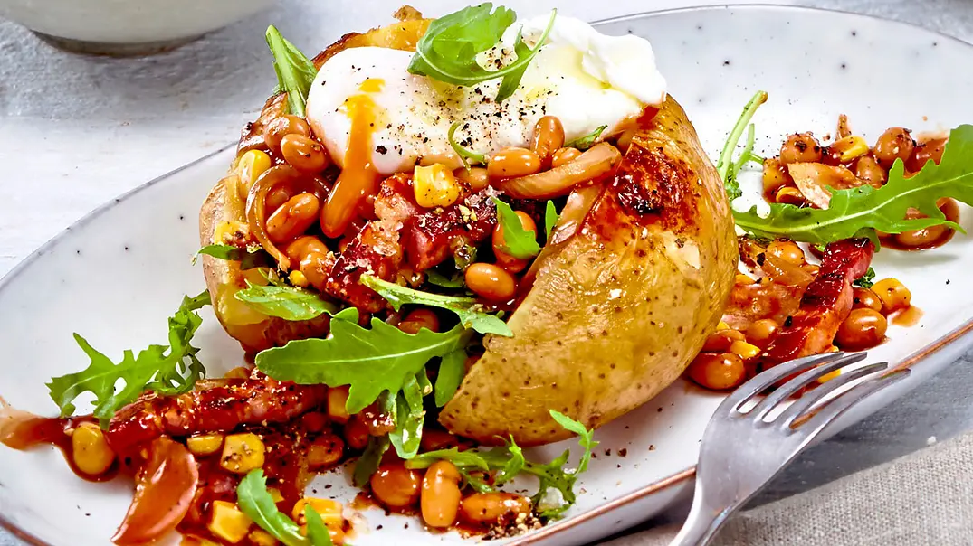 Beans-’n’-Bacon-Kumpir Rezept - Foto: LECKER @ Bauer Media Group Beans-’n’-Bacon-Kumpir Rezept - Foto: LECKER @ Bauer Media Group