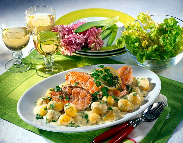 Béchamelkartoffeln mit Lachskoteletts Rezept Béchamelkartoffeln mit Lachskoteletts Rezept