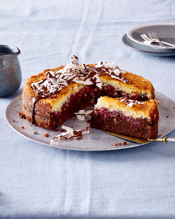 Becher-Schokokuchen mit Kokoshaube Rezept | LECKER