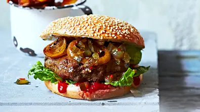 Beef-Burger mit kräftiger BBQ-Soße Rezept - Foto: LECKER @ Bauer Media Group