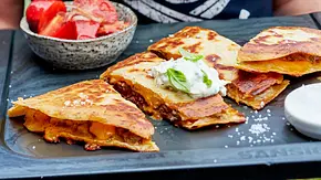 Beef-Quesadillas mit Tomatensalat Rezept - Foto: LECKER @ Bauer Media Group Beef-Quesadillas mit Tomatensalat Rezept - Foto: LECKER @ Bauer Media Group
