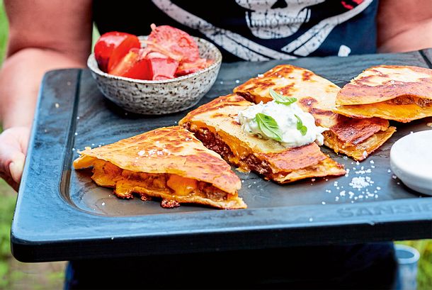 Beef-Quesadillas mit Tomatensalat Rezept Beef-Quesadillas mit Tomatensalat Rezept