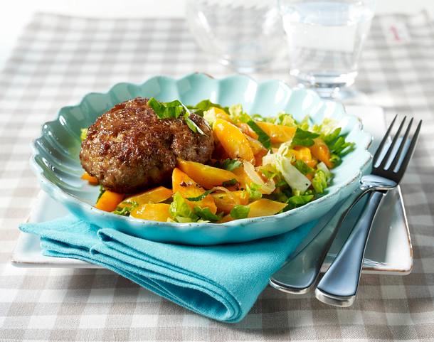 Beefsteak-Frikadelle mit Petersiliemöhren und Römersalat Rezept Beefsteak-Frikadelle mit Petersiliemöhren und Römersalat Rezept