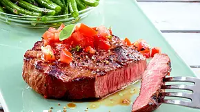 Beefsteak mit Bohnengemüse und Tomaten-Salsa Rezept - Foto: LECKER @ Bauer Media Group Beefsteak mit Bohnengemüse und Tomaten-Salsa Rezept - Foto: LECKER @ Bauer Media Group