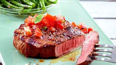 Beefsteak mit Bohnengemüse und Tomaten-Salsa Rezept - Foto: House of Food / Bauer Food Experts KG