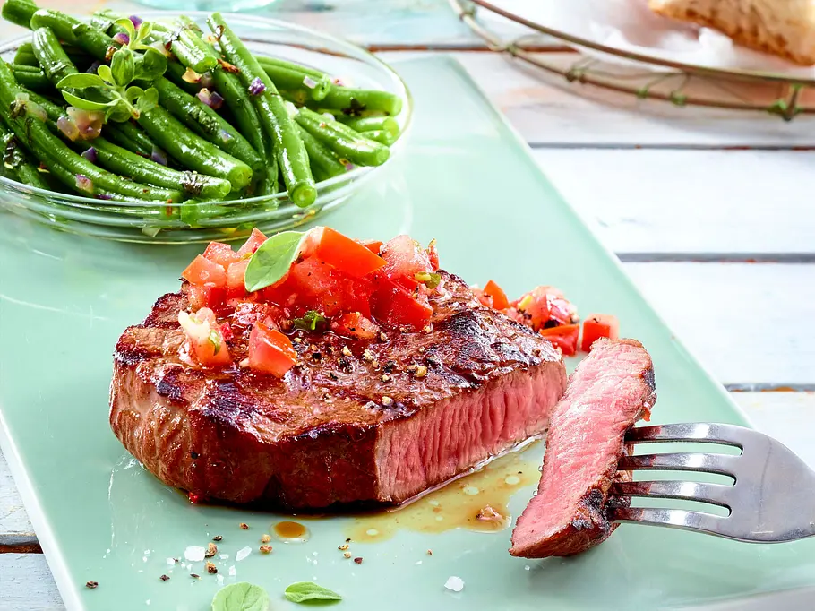 Beefsteak mit Bohnengemüse und Tomaten-Salsa Rezept Beefsteak mit Bohnengemüse und Tomaten-Salsa Rezept