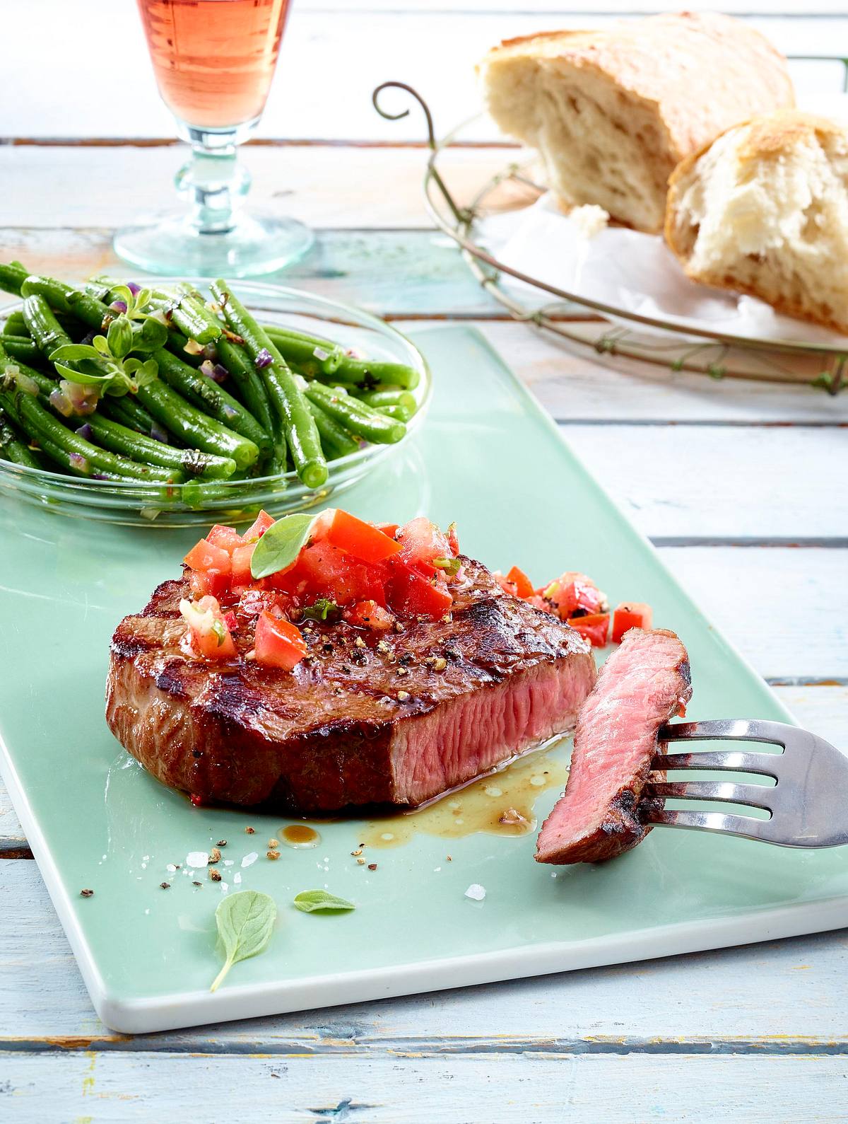 Beefsteak zu Bohnengemüse und Salsa-Soße Rezept