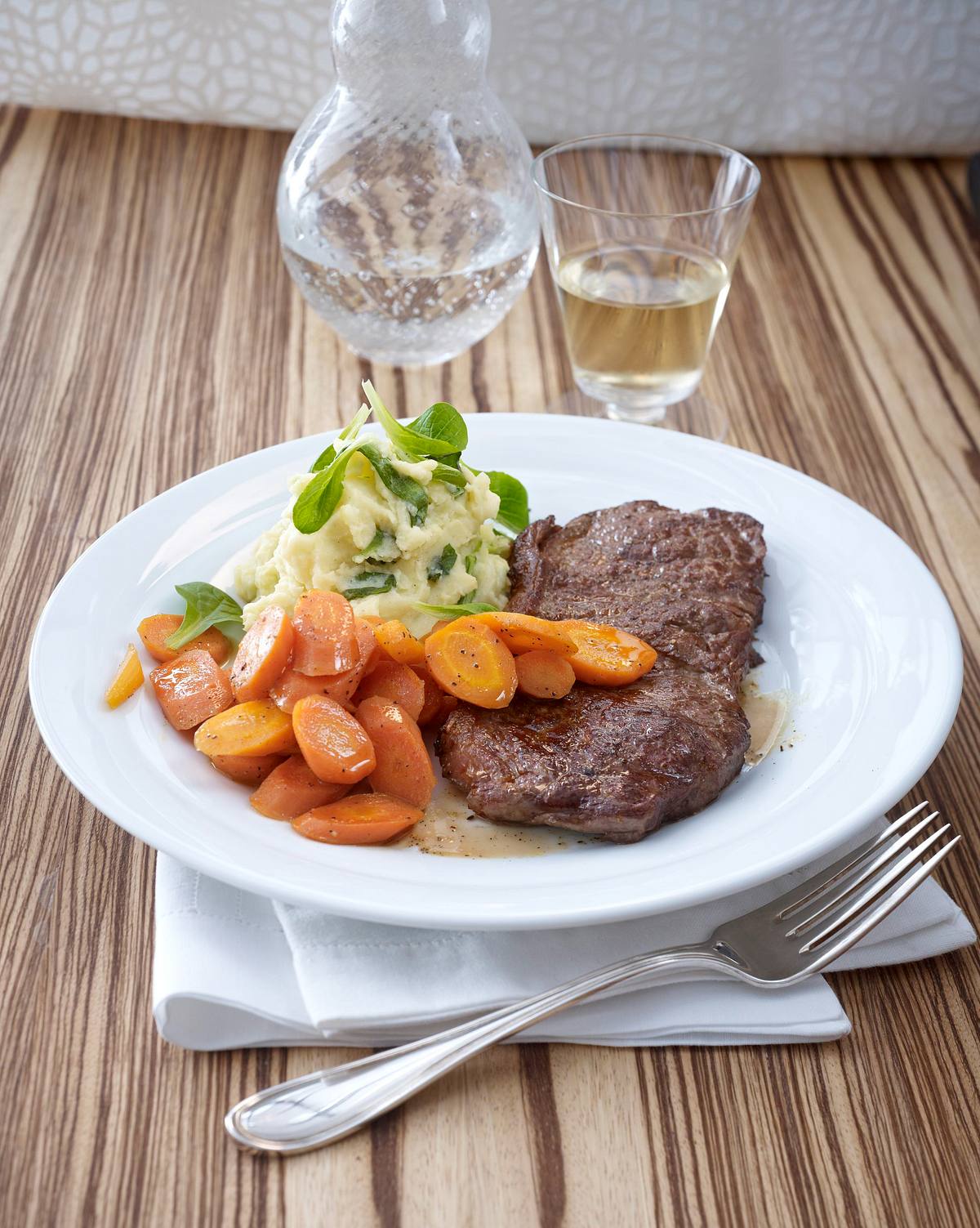 Beefsteak zu Kartoffel-Feldsalat-Püree und glasierten Möhren Rezept