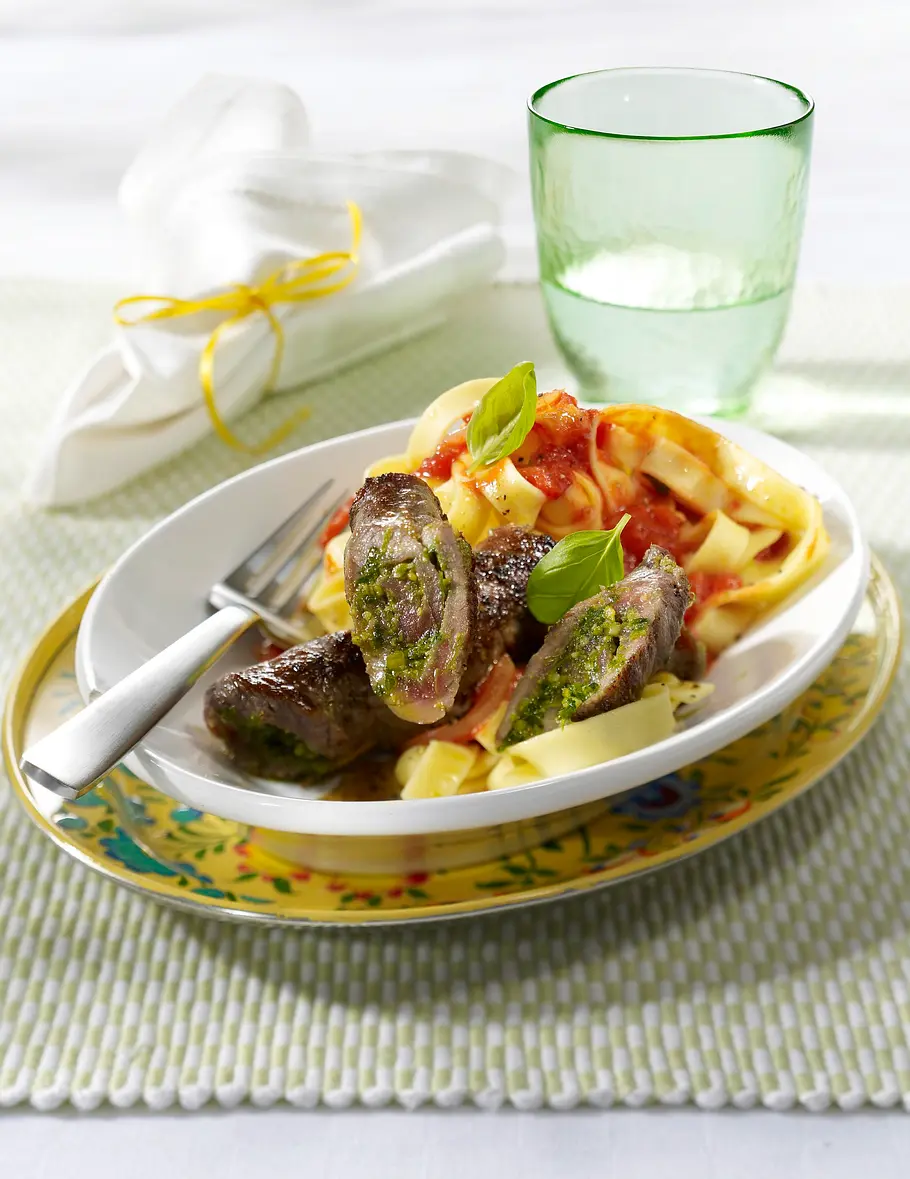 Beefsteakröllchen mit Pesto in Tomatensoße und Bandnudeln (aus 4 mach 1) Rezept Beefsteakröllchen mit Pesto in Tomatensoße und Bandnudeln (aus 4 mach 1) Rezept