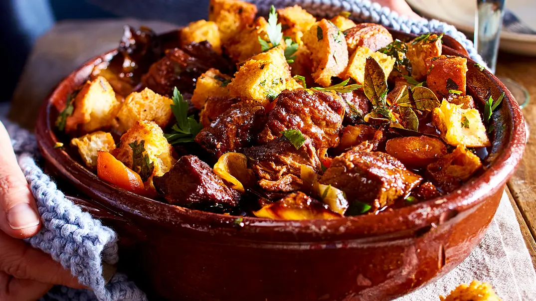 Beefstew mit Kräutertoasties Rezept - Foto: LECKER @ Bauer Media Group Beefstew mit Kräutertoasties Rezept - Foto: LECKER @ Bauer Media Group
