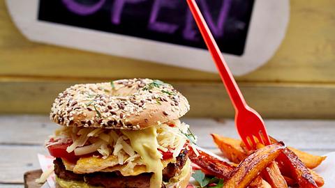 „Beegel“ mit Honigfrikadellen Rezept - Foto: House of Food / Bauer Food Experts KG