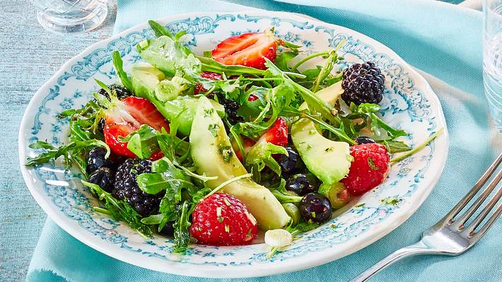 Beeren-Avocado-Salat mit Koriander-Dressing Rezept - Foto: House of Food / Bauer Food Experts KG