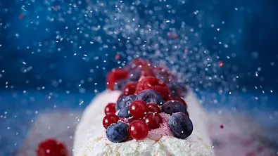 Beeren-Baiserrolle Rezept - Foto: LECKER @ Bauer Media Group