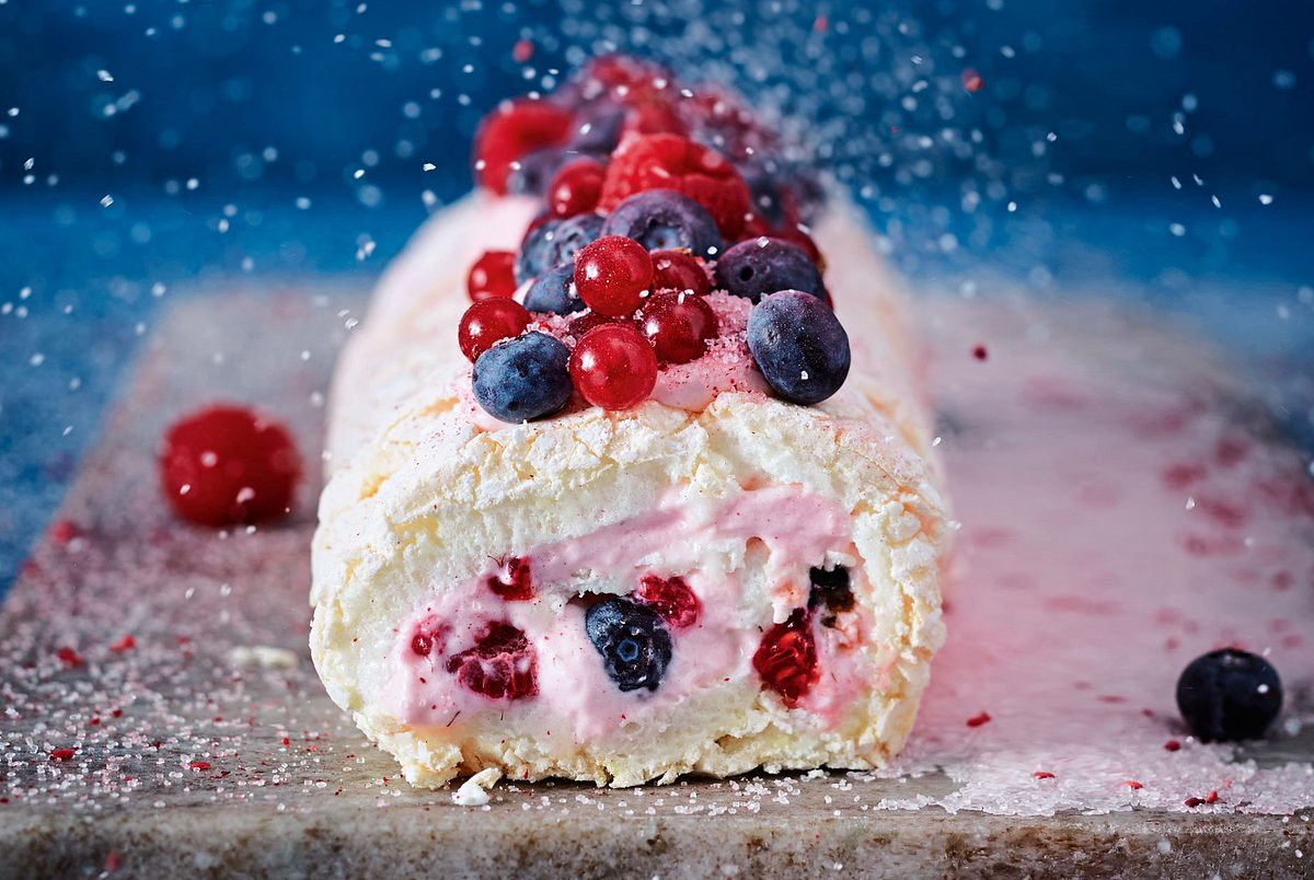 Beeren-Baiserrolle mit Himbeerzuckerhäubchen Rezept