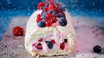 Beeren-Baiserrolle mit Himbeerzuckerhäubchen Rezept - Foto: LECKER @ Bauer Media Group