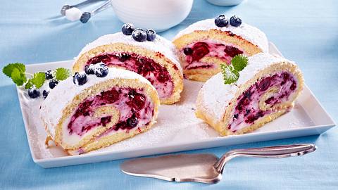 Beeren-Biskuitrolle Rezept - Foto: House of Food / Bauer Food Experts KG