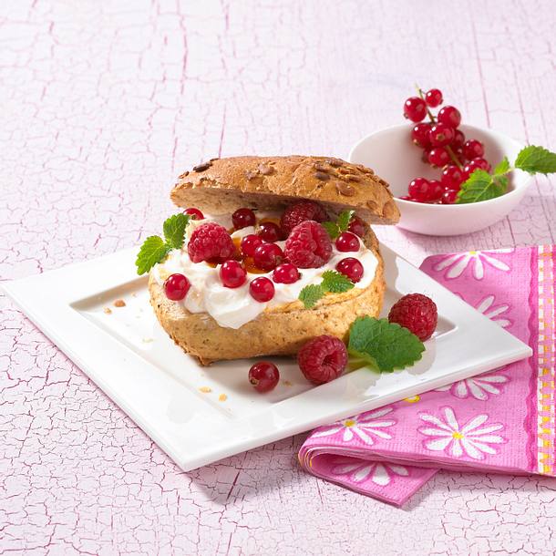 Beeren-Brötchen mit Quark (Diät) Rezept Beeren-Brötchen mit Quark (Diät) Rezept