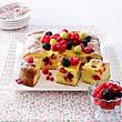 Beeren-Eierlikörkuchen mit Crème-fraîche-Guss Rezept - Foto: House of Food / Bauer Food Experts KG