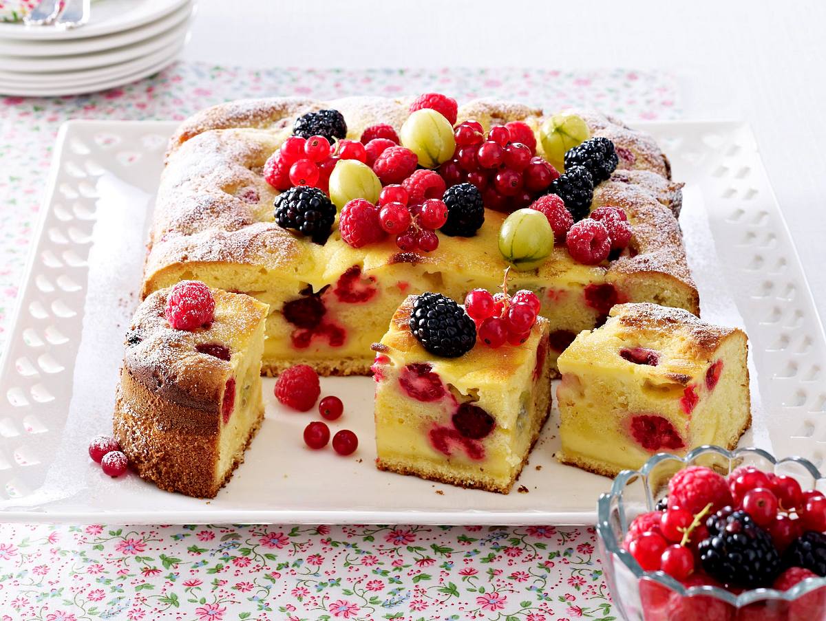 Beeren-Eierlikörkuchen mit Crème-fraîche-Guss Rezept