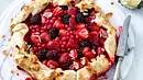 Beeren-Galette mit Erdbeeren, Johannisbeeren, Brombeeren und Himbeeren - Foto: LECKER @ Bauer Media Group Beeren-Galette mit Erdbeeren, Johannisbeeren, Brombeeren und Himbeeren - Foto: LECKER @ Bauer Media Group