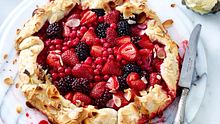 Beeren-Galette mit Erdbeeren, Johannisbeeren, Brombeeren und Himbeeren - Foto: House of Food / Bauer Food Experts KG