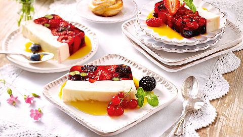 Beeren-Joghurt-Terrine Rezept - Foto: House of Food / Bauer Food Experts KG