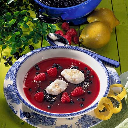 Beeren-Kaltschale mit Kokos-Klößchen Rezept Beeren-Kaltschale mit Kokos-Klößchen Rezept