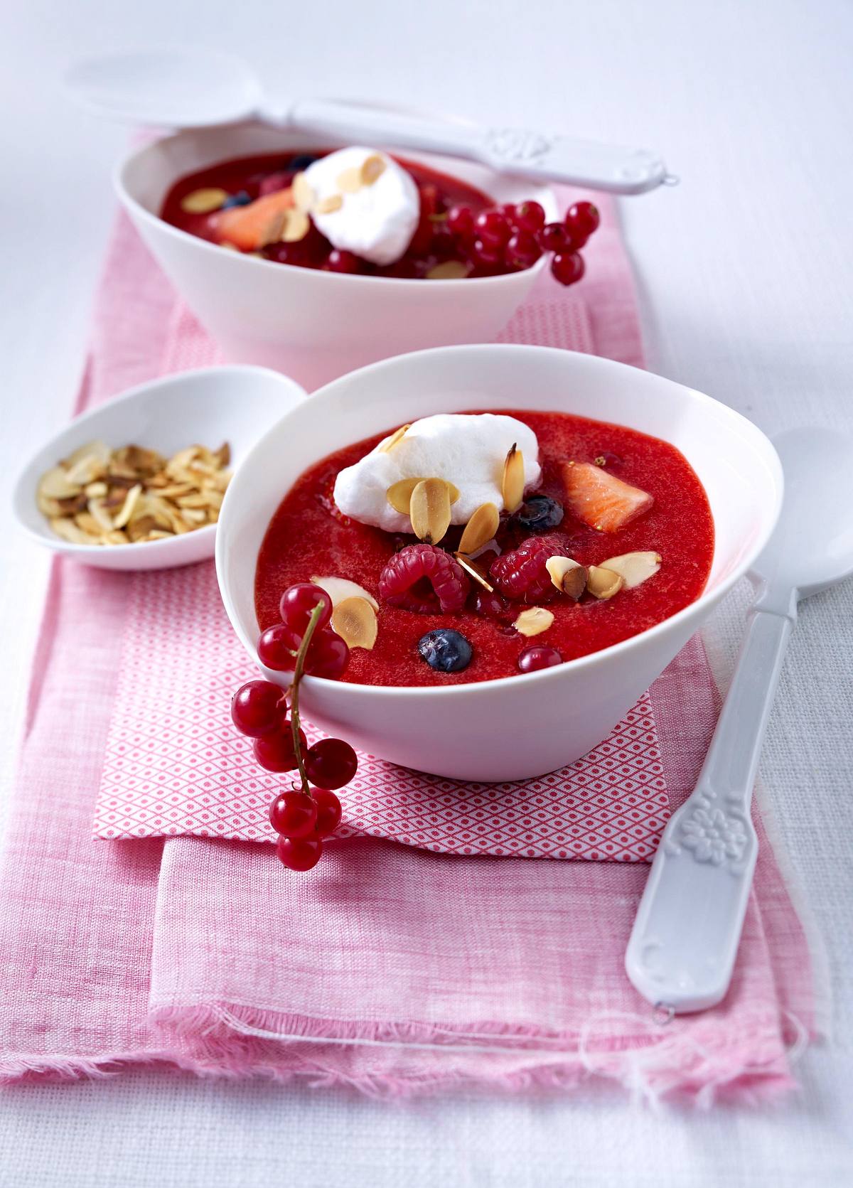 Beeren-Kaltschale mit Schneeklößchen Rezept