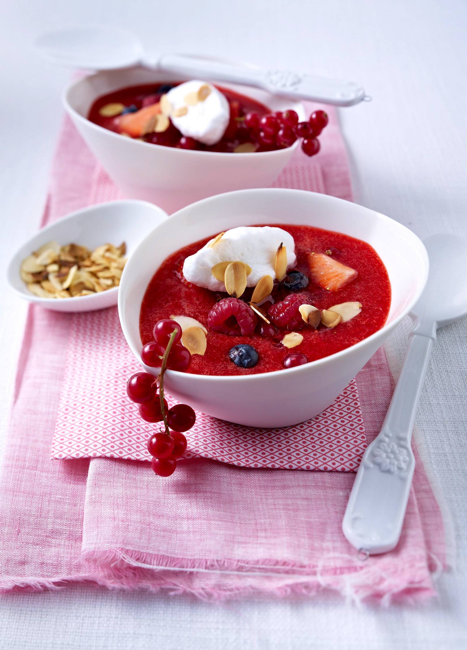 Beeren-Kaltschale mit Schneeklößchen Rezept | LECKER