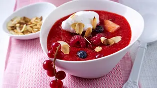 Beeren-Kaltschale mit Schneeklößchen Rezept - Foto: LECKER @ Bauer Media Group Beeren-Kaltschale mit Schneeklößchen Rezept - Foto: LECKER @ Bauer Media Group