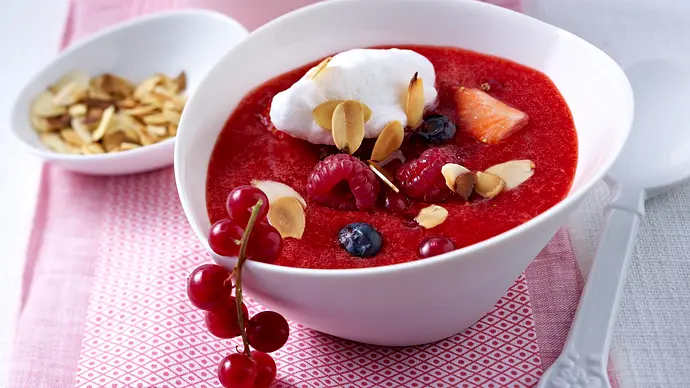 Beeren-Kaltschale mit Schneeklößchen Rezept - Foto: LECKER @ Bauer Media Group Beeren-Kaltschale mit Schneeklößchen Rezept - Foto: LECKER @ Bauer Media Group