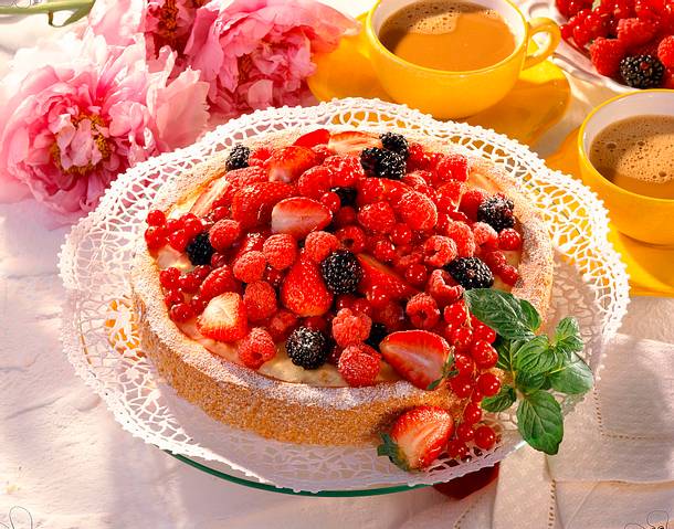 Beeren-Kuppeltorte mit Vanille-Quark Rezept Beeren-Kuppeltorte mit Vanille-Quark Rezept
