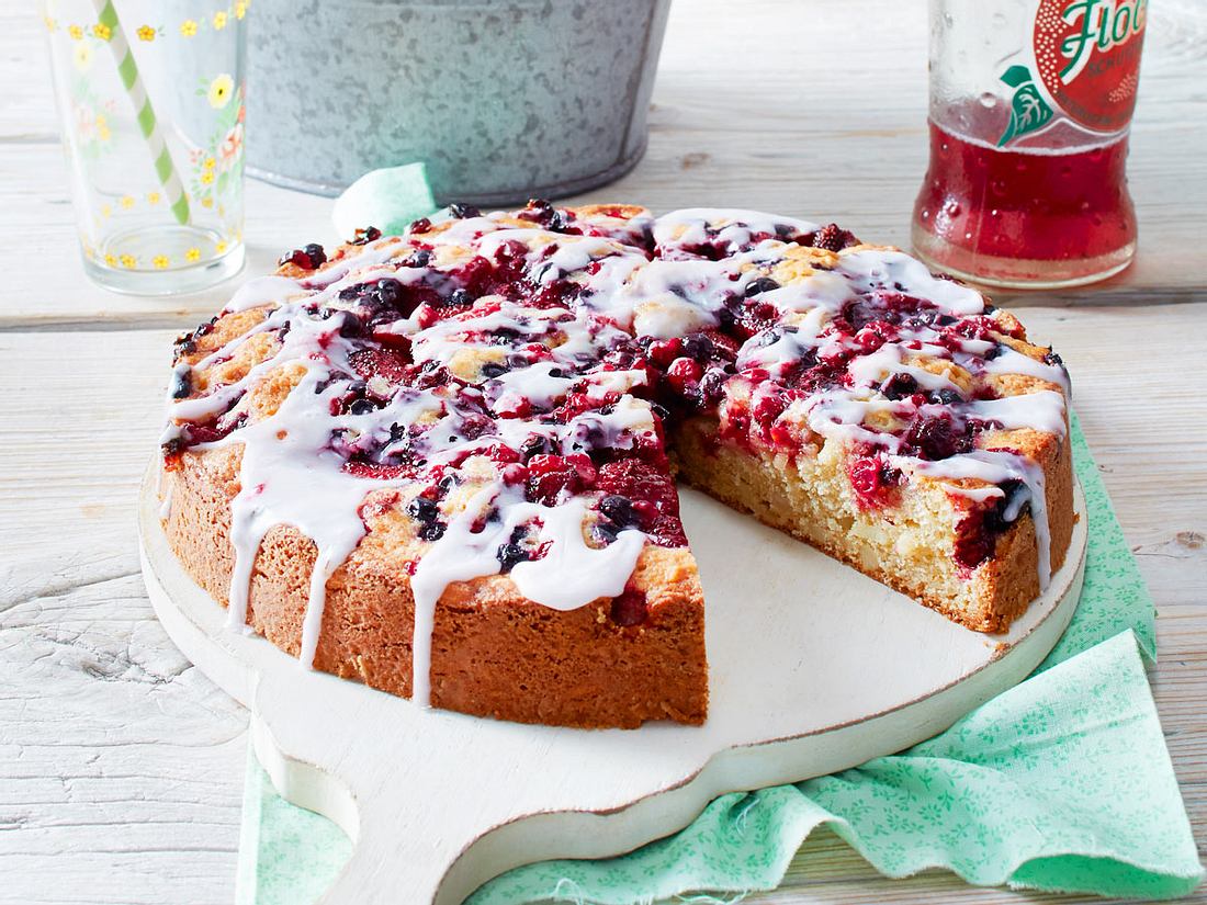 Beeren-Limo-Kuchen Rezept | LECKER