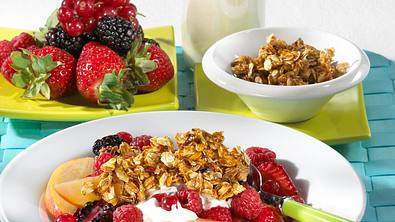 Beeren-Salat mit Haferflocken-Crunch Rezept - Foto: LECKER @ Bauer Media Group