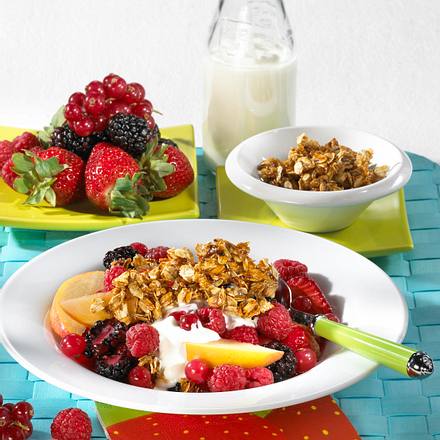 Beeren-Salat mit Haferflocken-Crunch Rezept Beeren-Salat mit Haferflocken-Crunch Rezept